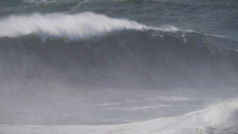 Zeitlupe-Einer-Großen-Welle2-In-Nazaré,-Portugal