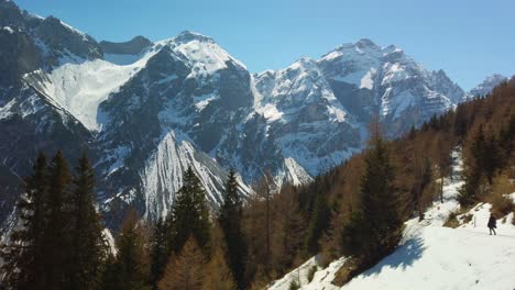 Montañas-Cubiertas-De-Nieve-En-El-Valle-De-Pinnis-En-Austria,-Cámara-Panorámica