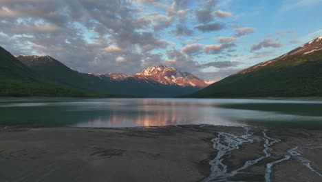 Blauer-See-Mit-Reflexion-Von-Wolken-Bei-Sonnenuntergang,-Eklutna-see-In-Anchorage,-Alaska