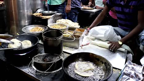 Indisches-Frittiertes-Brot-In-Alt-Delhi