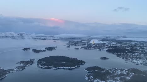 Anflug-Auf-Einen-Norwegischen-Flughafen-Im-Winter-Bei-Sonnenaufgang