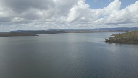 Quaids-Dam-With-Serene-Water-At-Daytime---Lake-Mitchell-In-QLD,-Australia