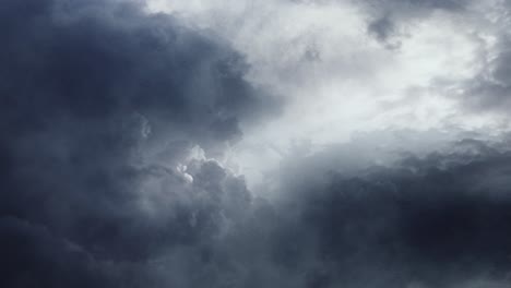 4k-Gewitter,-POV-Von-Dunklen-Und-Hellen-Wolken-Am-Himmel