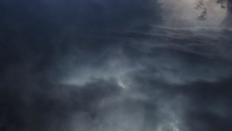 Pov-De-Tormentas-Eléctricas-Y-Nubes-Cumulonimbus-En-El-Cielo