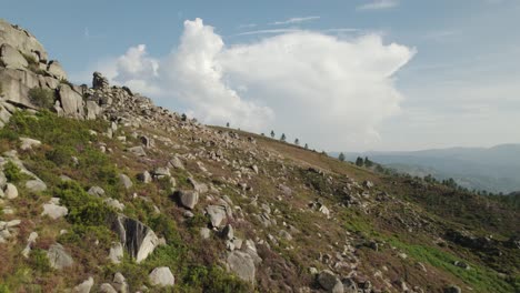 Laderas-De-Montaña-Salpicadas-De-Innumerables-Rocas-En-El-Parque-Nacional-Peneda-gerês,-Portugal