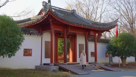Kaukasischer-Blonder-Mädchentourist-Betritt-Das-Tor-Des-Koreanischen-Tempels-Im-Suncheon-Bay-Nationalgarten