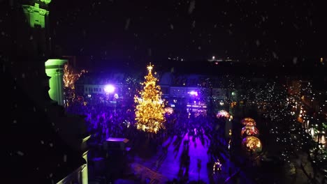 Kaunas-Christmas-tree-and-Town-Hall-during-snowfall,-aerial-view