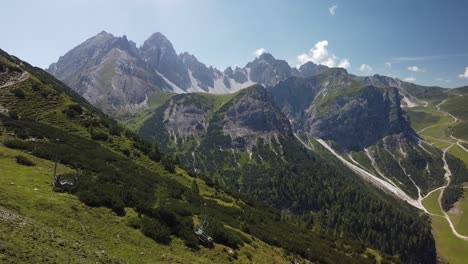 Zeitraffer-Des-Axamer-Lizum-Tals-Mit-Hoadl-Peak,-Dem-Olympischen-Skigebiet-Bei-Innsbruck,-Mit-Sonne-Und-Blauem-Himmel-Im-Juli