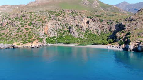 Luftdrohnenaufnahme-Einer-Natürlichen-Lagune-Und-Eines-Nebenflusses-Auf-Der-Insel-Kreta-Griechenland
