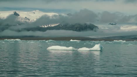 Un-Iceberg-Flota-En-Islandia