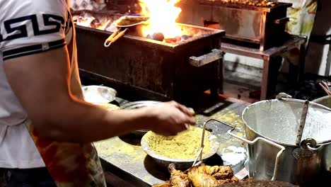 Kochen-Von-Butterhuhn-Auf-Holzkohle-In-Alt-Delhi