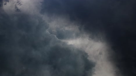 Gewitter-Und-Dunkle-Wolken,-Die-Sich-Am-Himmel-Bewegen