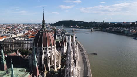 Enge-LKW-Aufnahme-Des-Ungarischen-Parlaments-Und-Der-Donau-In-Budapest