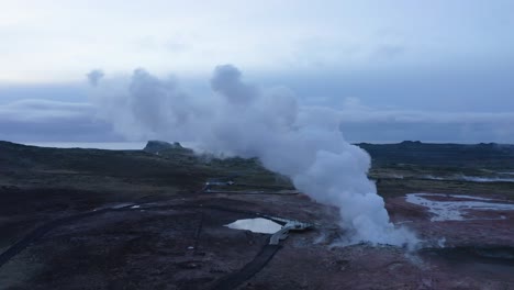 Toma-Aérea-De-Un-Dron-De-Un-Respiradero-De-Vapor-Geotérmico-Activo-Del-Volcán-Gunnuhver-En-La-Península-De-Reykjanes,-Islandia