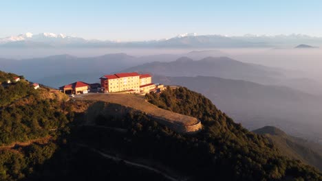 Kathmandu,-Nepal---12.-Dezember-2021:-Eine-Luftaufnahme-Eines-Resorts-Auf-Einem-Hügel-Mit-Der-Himalaya-bergkette-Im-Hintergrund