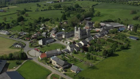 Neuvizy-Dorf-Und-Kirche,-Umgeben-Von-Lebendigen-Grünen-Feldern
