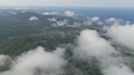 Aéreo:-Disparo-De-Drones-Sobre-La-Ciudad-De-Puerto-Plata-A-Través-De-Las-Nubes
