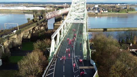 Charity-Santa-Dash-Fun-Run-über-Runcorn-Silver-Jubilee-Bridge-Luftaufnahme-Gesperrt