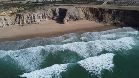 Große-Wellen-Rollen-Am-Strand-Von-Tonel-In-Der-Nähe-Von-Sagres-Im-Süden-Portugals,-Perfektes-Sonniges-Wetter