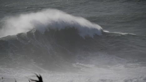 Zeitlupe-Von-Zwei-Großen-Wellen-In-Nazaré,-Portugal