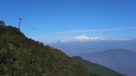 Seilbahnen,-Die-Einen-Berg-Hinauf-Und-Hinunter-Fahren,-Mit-Den-Himalaya-Bergen-Im-Hintergrund