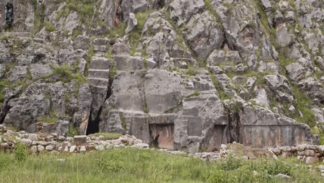 Inka-Felsstrukturen-Und-Geschnitzter-Felsen-Im-Sonnentempel-In-Cusco,-Peru-4k-50fps