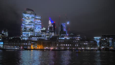 Filmische-Nachtansicht-Der-Modernen-Architektur-Am-Südufer-Der-Themse-In-London,-Großbritannien