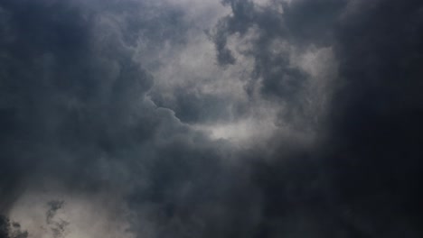 Gewitter-Und-Gewitterwolken-Mit-Blitzeinschlägen