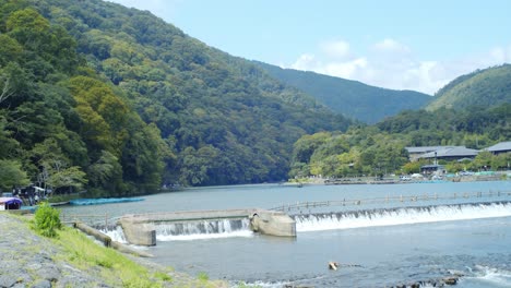 Schöne-Landschaft-Des-Flusses-Und-Der-Berge-In-Kyoto,-Japan-Sanfte-Beleuchtung-Zeitlupe-4k