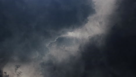 Gewitter-Und-Cumulonimbus-Wolken,-Die-Sich-Mit-Blitzeinschlägen-Bewegen