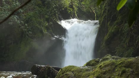 Schöner-Wasserfall-Umgeben-Von-Natur-Im-Schwarzwald,-Deutschland