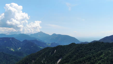 Luftaufnahme-Mit-Epischen-Wolken-Und-Wäldern-Auf-Dem-Berg-Prevala,-Slowenien