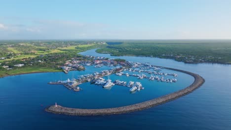 Panorama-Luftbogen-Des-Jachthafens-Casa-De-Campo,-La-Romana,-Karibik
