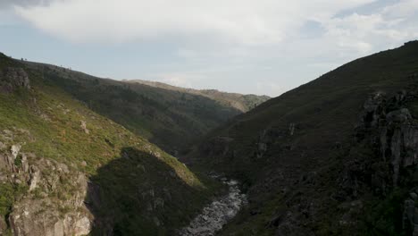 Luftaufnahme-Der-Steilen-Felsigen-Schlucht-Im-Geres-nationalpark-In-Portugal,-Drohnenaufnahme
