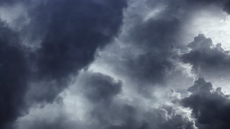 Se-Produce-Una-Tormenta-Dentro-De-Nubes-Cumulonimbus-Oscuras-En-El-Cielo