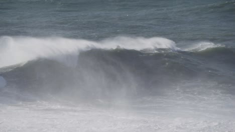 Zeitlupe-Einer-Großen-Welle-In-Nazaré,-Portugal