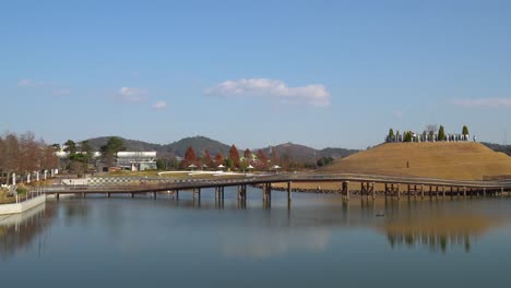 Suncheonman-Bay-Lake-Garden---Visitors-walking-on-Bonghwa-Hill-spiral-walkway-trails-and-Bridge-of-Dreams,-Suncheon,-Jeonnam,-South-Korea