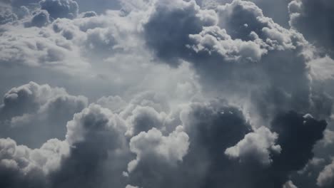 4k-Dicke-Wolken-über-Dem-Himmel-Und-Gewitter