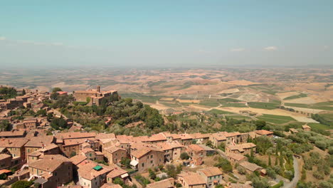Paisaje-Urbano-Antiguo-Sobre-Colinas-Que-Dominan-El-Valle-Toscano-Durante-El-Verano-En-Montalcino,-Italia