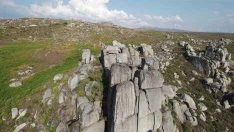 Felsformationen-Im-Peneda-Geres-Nationalpark-Im-Norden-Portugals
