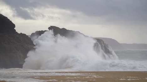 Zeitlupe-Eines-Wellenbruchs-In-Nazaré,-Portugal