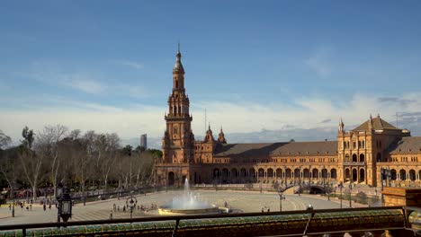 Plaza-De-España-In-Sevilla,-Kardanisch-Stabilisiertes-4k-Material,-Urlaubsziel,-Nicht-Erkennbare-Menschen,-Die-Um-Das-Beliebte-öffentliche-Denkmal-Herumlaufen