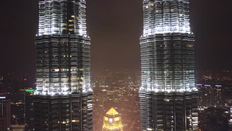 Petrona-Twin-Towers---Schleichen-Mit-Drohne-Neben-Den-Türmen-In-Kuala-Lumpur