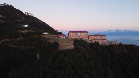 Kathmandu,-Nepal---12.-Dezember-2021:-Eine-Luftaufnahme-Eines-Resorts-Auf-Einem-Hügel-Mit-Der-Himalaya-bergkette-Im-Hintergrund