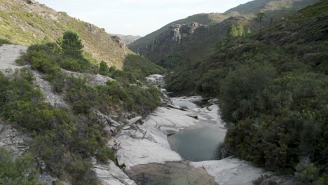 Vista-Aérea-Paisaje-Natural,-Lagunas-Cristalinas-Puras,-Sendero-De-Montaña-Parque-Nacional-Gerês