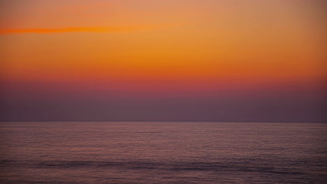 Zeitraffer-Des-Erstaunlichen-Sonnenaufgangs-über-Der-Geriffelten-Meeresoberfläche-Und-Der-Im-Hintergrund-Aufgehenden-Sonne