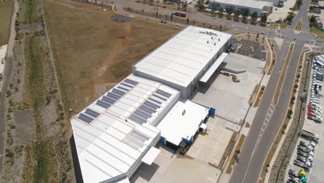 Sonnenkollektoren,-Die-Auf-Dem-Dach-Einer-Großen-Lagerhalle-Installiert-Sind
