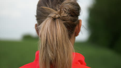 Close-up,-back-of-blonde-woman's-head