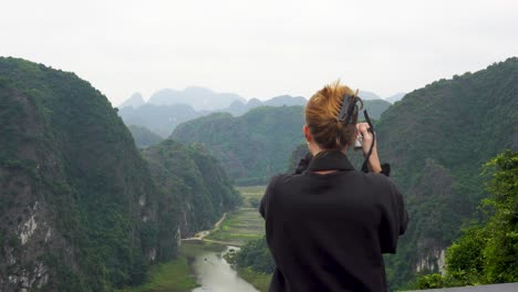 Blick-Auf-Die-Hintere-Touristin,-Die-Ein-Foto-Vom-Aussichtspunkt-Hang-Mua-In-Vietnam-Macht