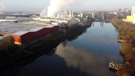 Luftstatik-Allgemeiner-Fabriken-Und-Industrien-über-Dem-Manchester-Schiffskanal-Mit-Verschmutzung